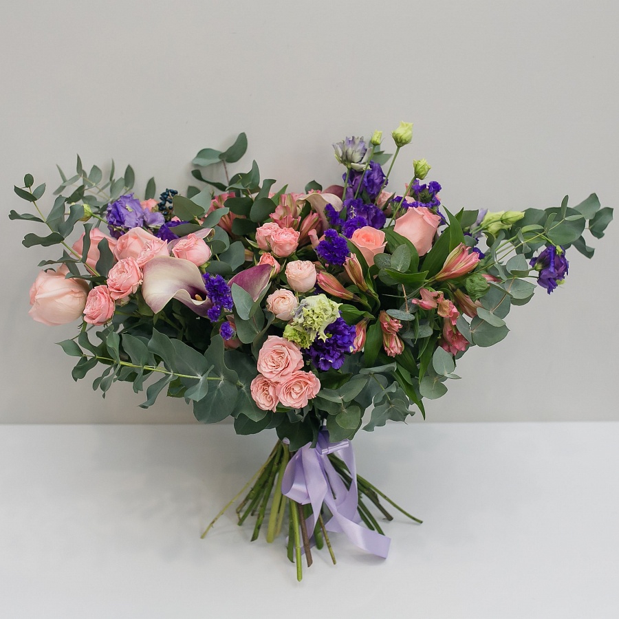 Пышный букет пионовидных роз, калл, эустом и альстромерий с эвкалиптом в атласной ленте