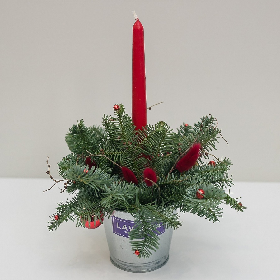 Новогодняя композиция со свечей бусинками