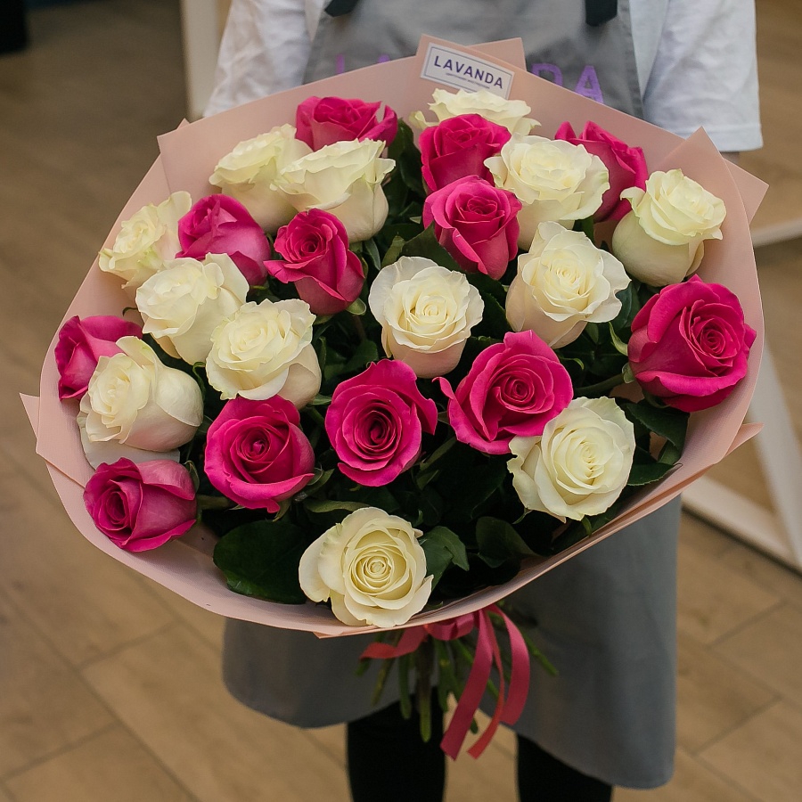 Букет больших белых и розовых Эквадорских роз