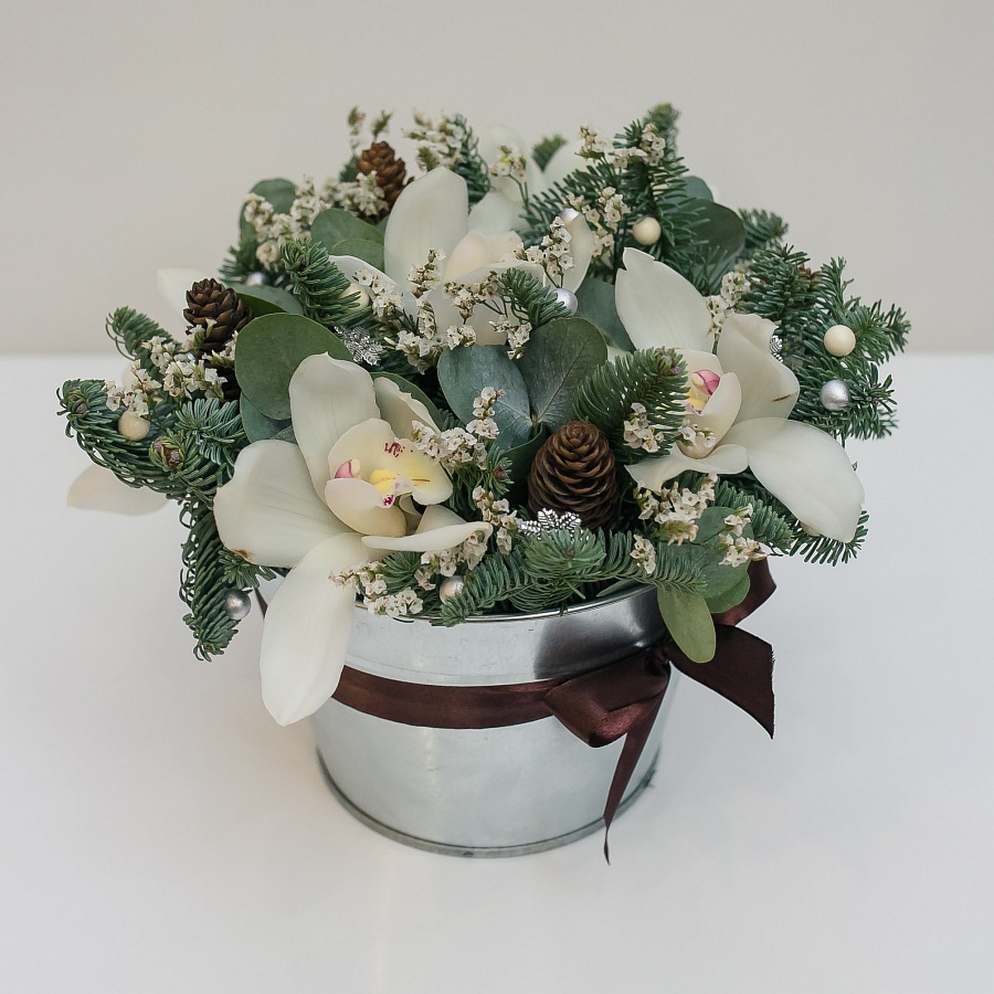 Новогодняя композиция с белыми орхидеями