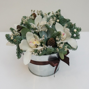 Новогодняя композиция с белыми орхидеями