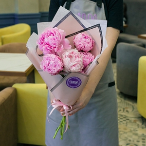 5 пионов в стильной пленке