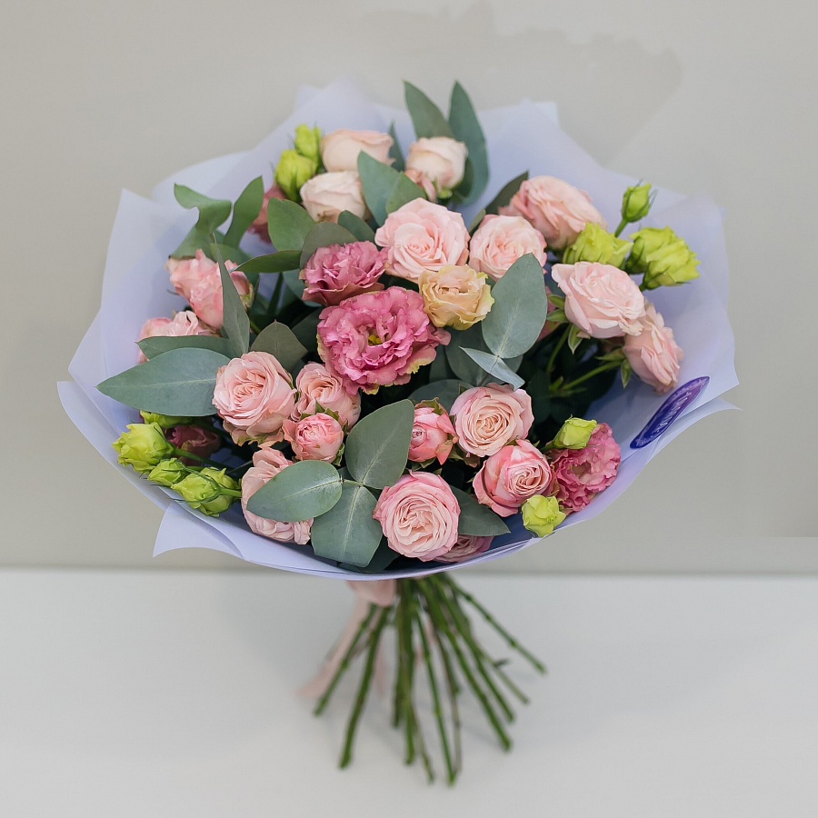 Пионовидные розы с коралловой эустомой