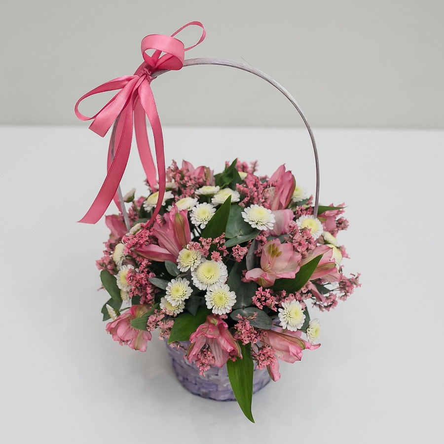 Цветочная корзинка с розовым лимониумом