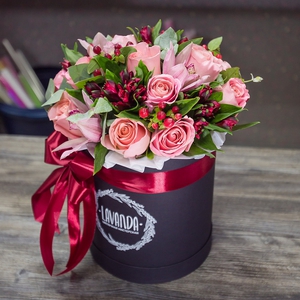 Большая коробочка роз с красным гиперикумом