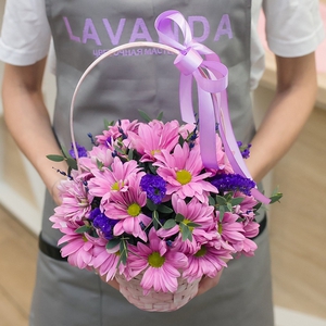 Цветочная корзинка со статицей