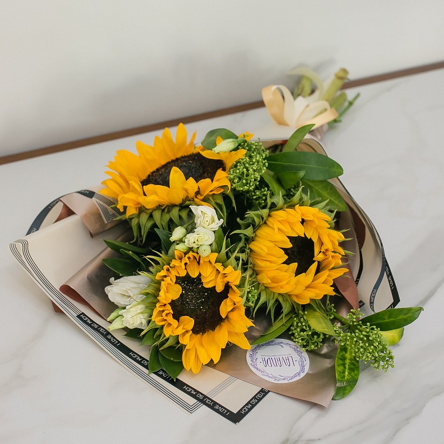 Яркий букет с подсолнухами