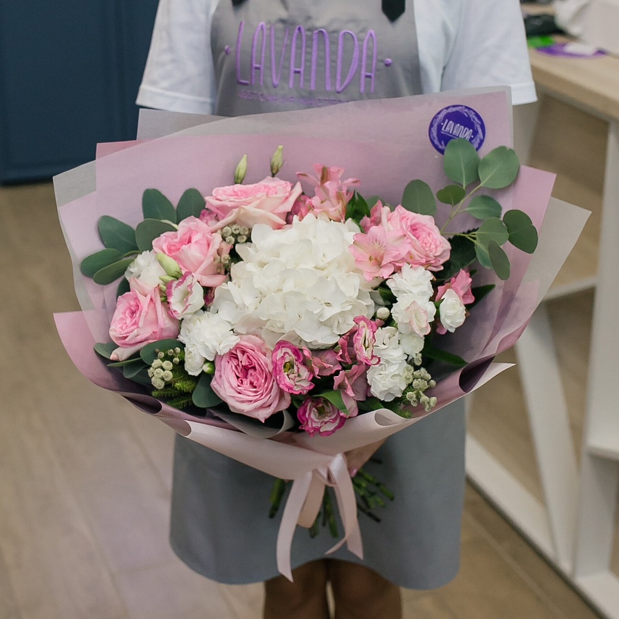 Розовый букет эустом с белым облачком