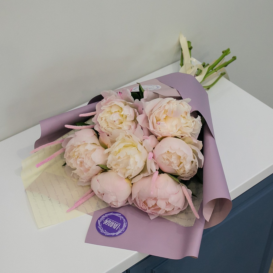 Пионы и розовый флеум в стильном оформлении