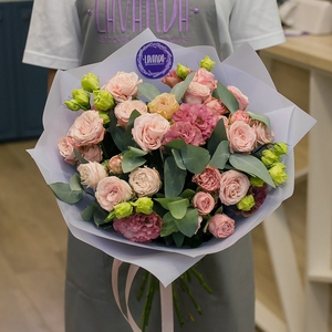 Пионовидные розы с коралловой эустомой