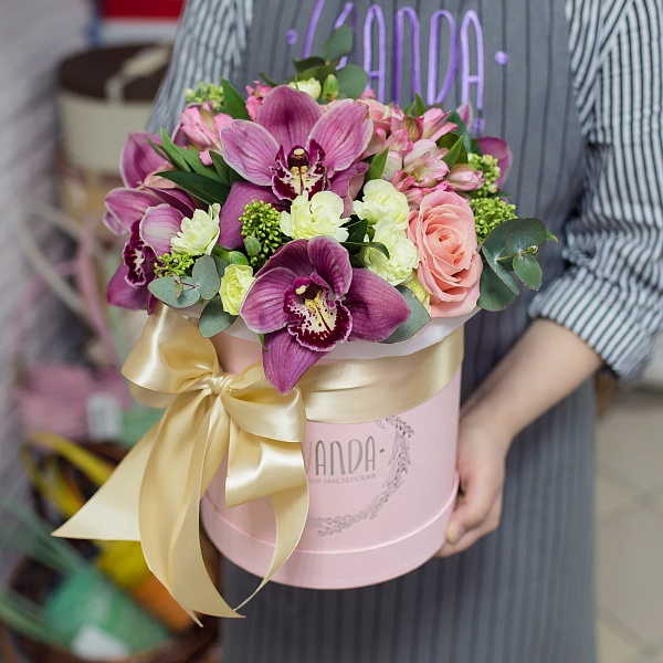 Коробочка розовых роз, альстромерий и орхидей со скимией