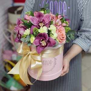Коробочка розовых роз, альстромерий и орхидей со скимией