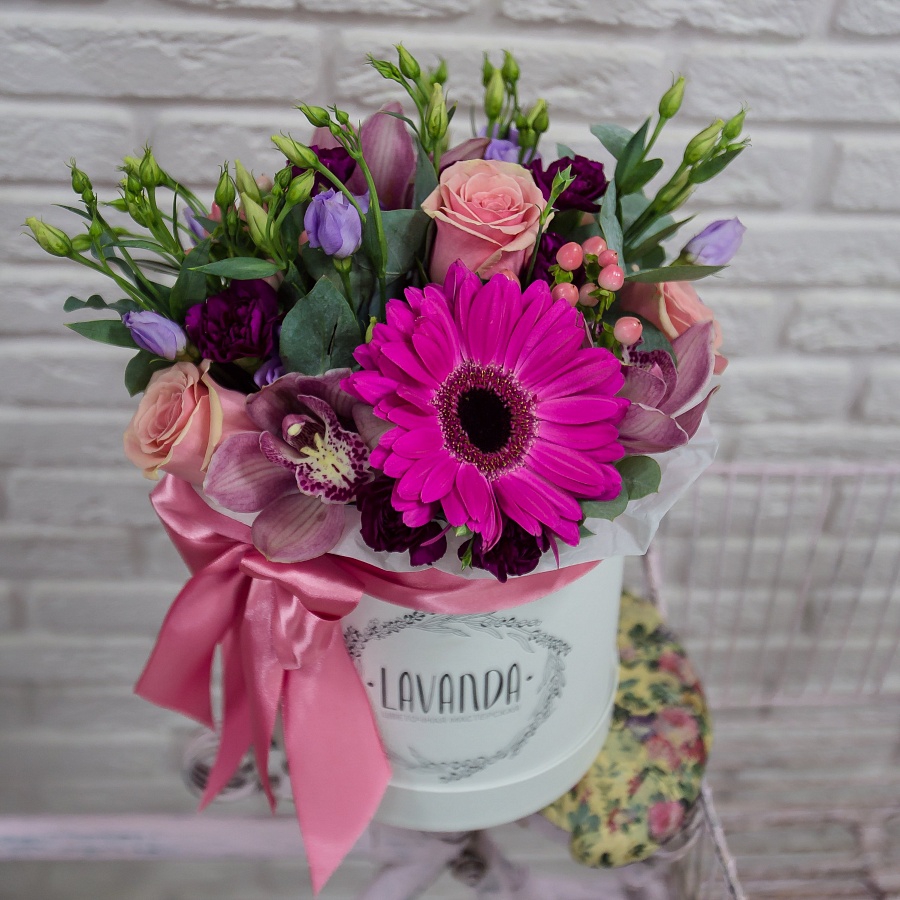 Коробочка ярких цветов с фиолетовой герберой