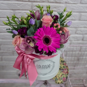 Коробочка ярких цветов с фиолетовой герберой