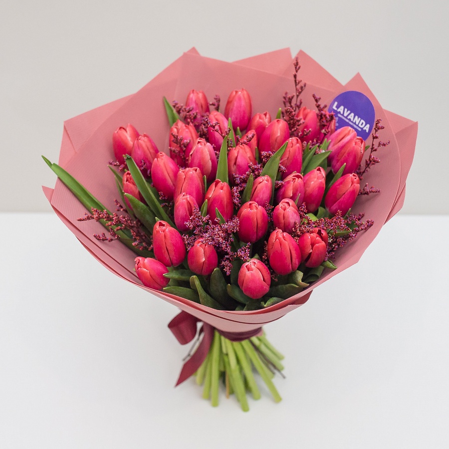 Букет красных тюльпанов и лимониума