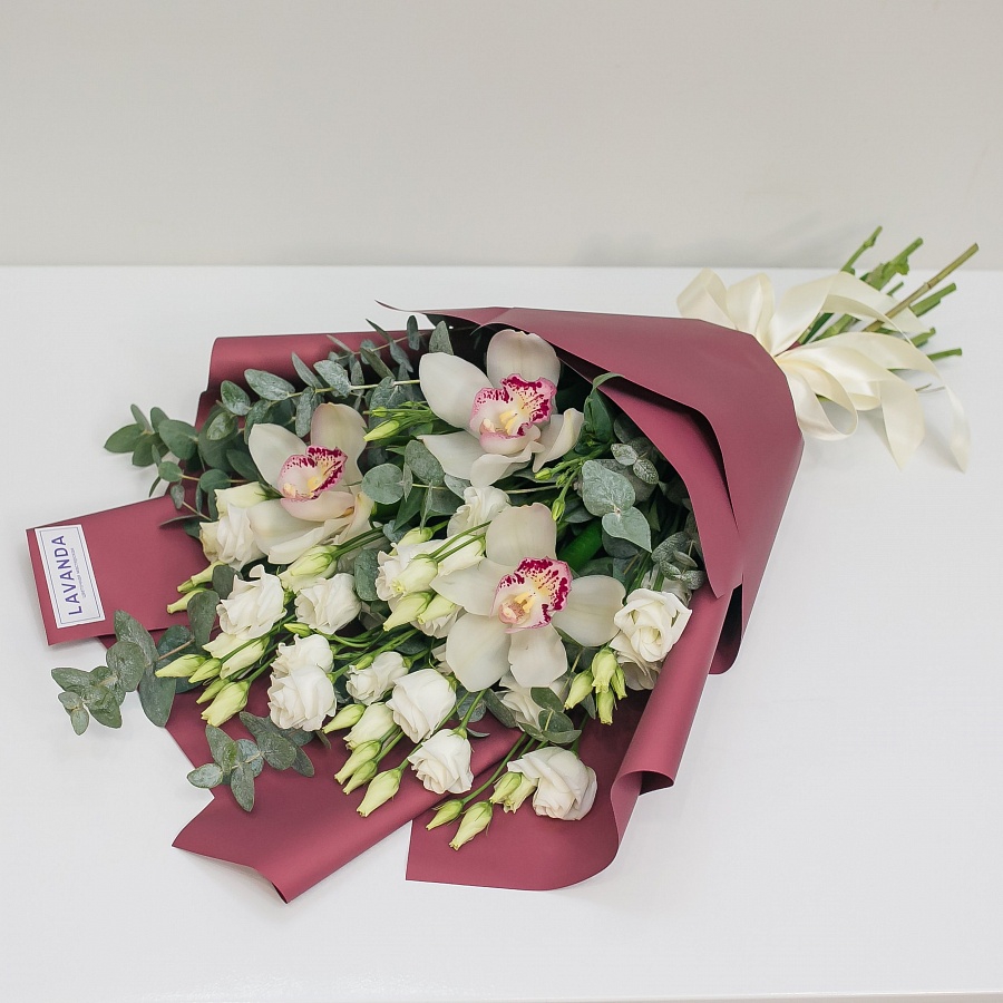 Букет белых орхидей и эустомы с эвкалиптом