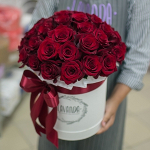 Белая коробка красных роз