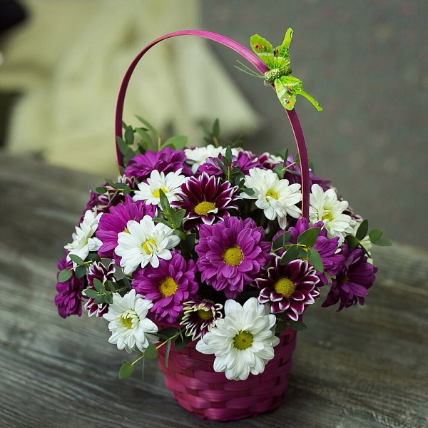 Цветочная корзинка ромашковых хризантем