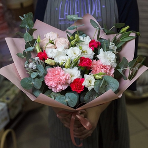 Нежный букет с яркими диантусами