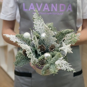 Новогодняя композиция с шишками