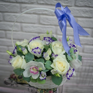 Белая корзина роз и эустом с орхидеями