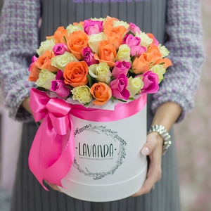 Яркие розы в белой коробке