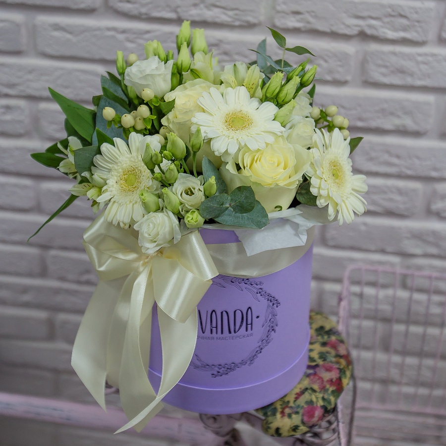 Коробочка белоснежных цветов