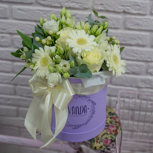 Коробочка белоснежных цветов