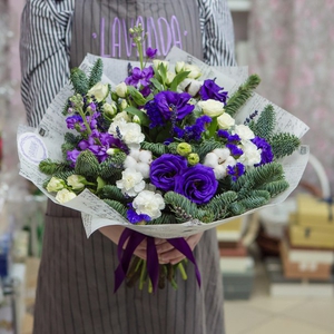 Зимний букет с фиолетовыми эустомами и матиоллой