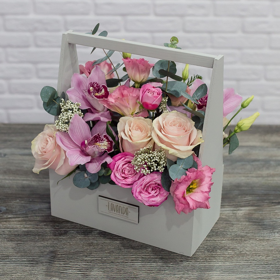 Композиция роз и орхидей с озотамнусом в ящике