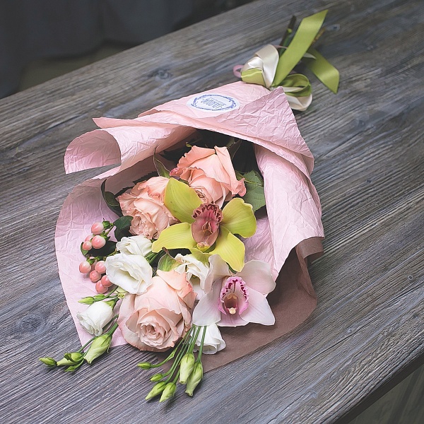 Сборный букет роз с орхидеями