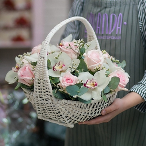 Цветочная корзина с белыми орхидеями