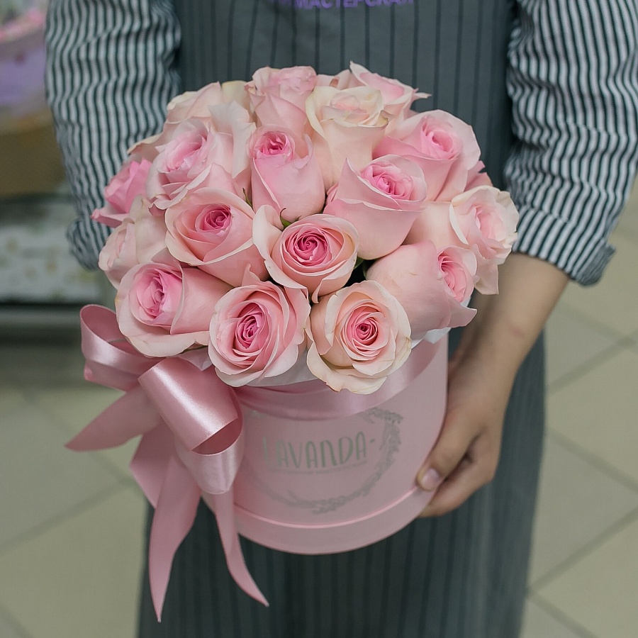 Розовая коробочка нежных роз