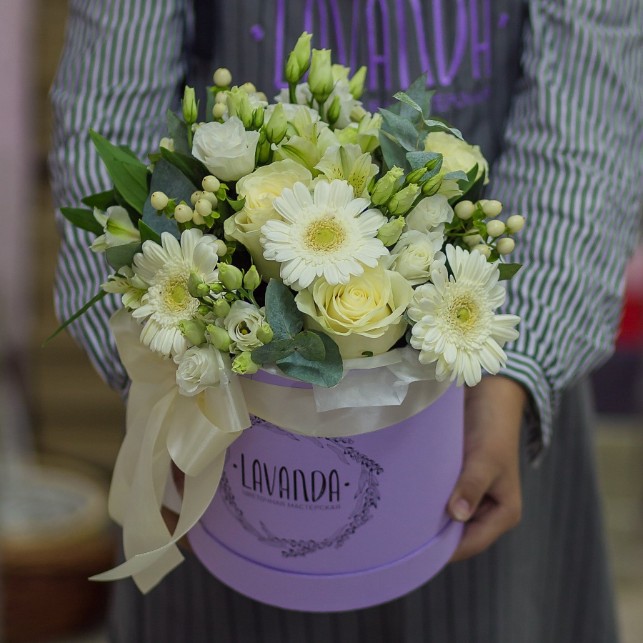 Коробочка белоснежных цветов