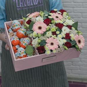 Композиция с герберами и киндерами в розовом ящике