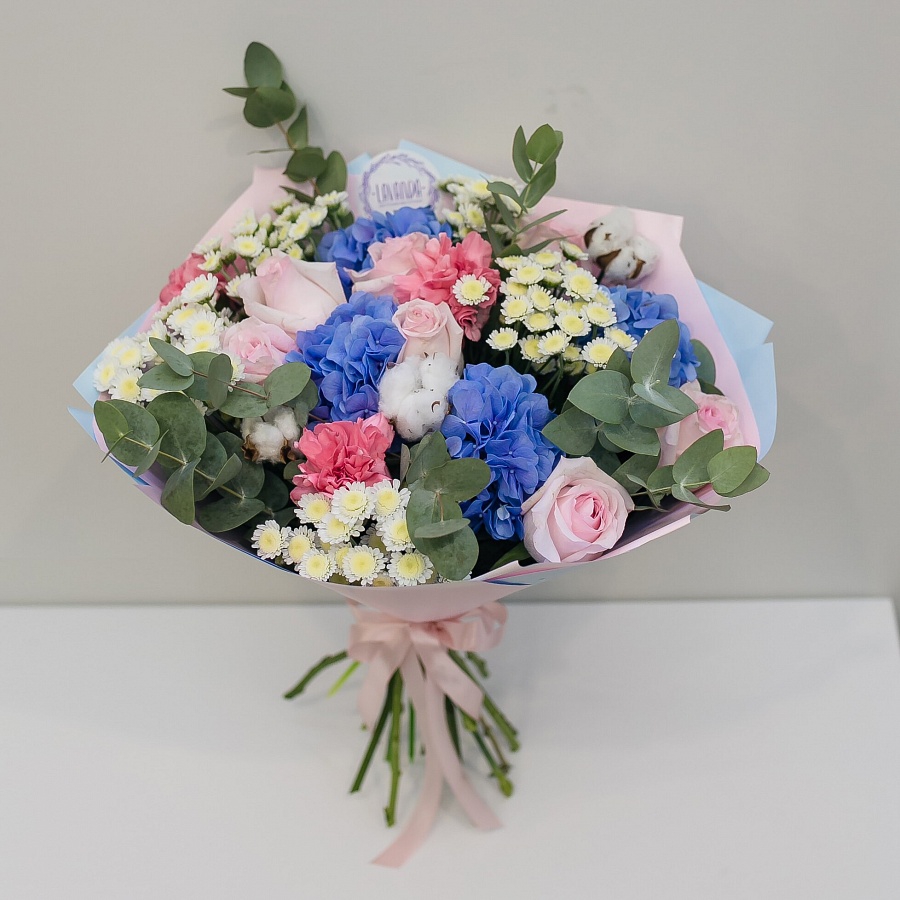 Нежный букет с синей гортензией и хлопком
