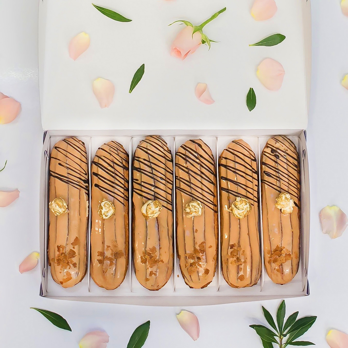 Набор из 6 эклеров «Карамель»