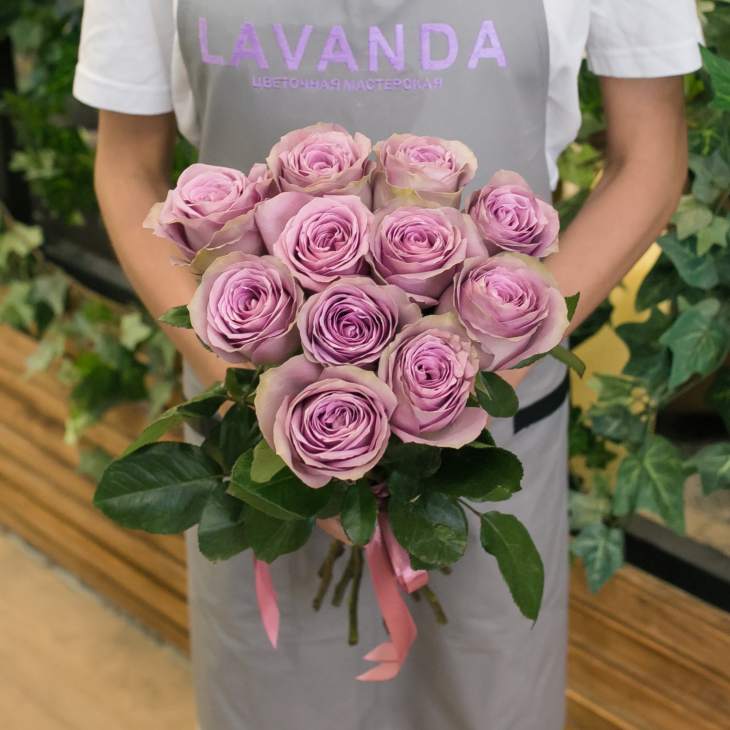 11 лиловых роз 50 см.