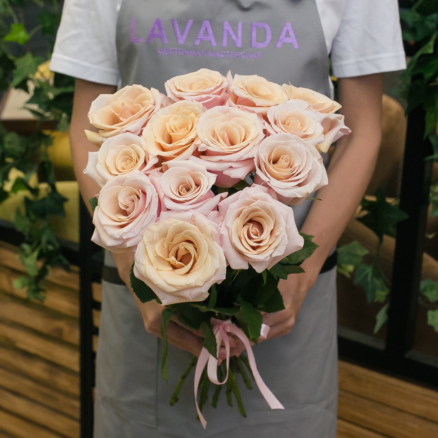 13 персиковых роз 50 см.