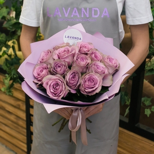 13 лиловых роз в матовой пленке