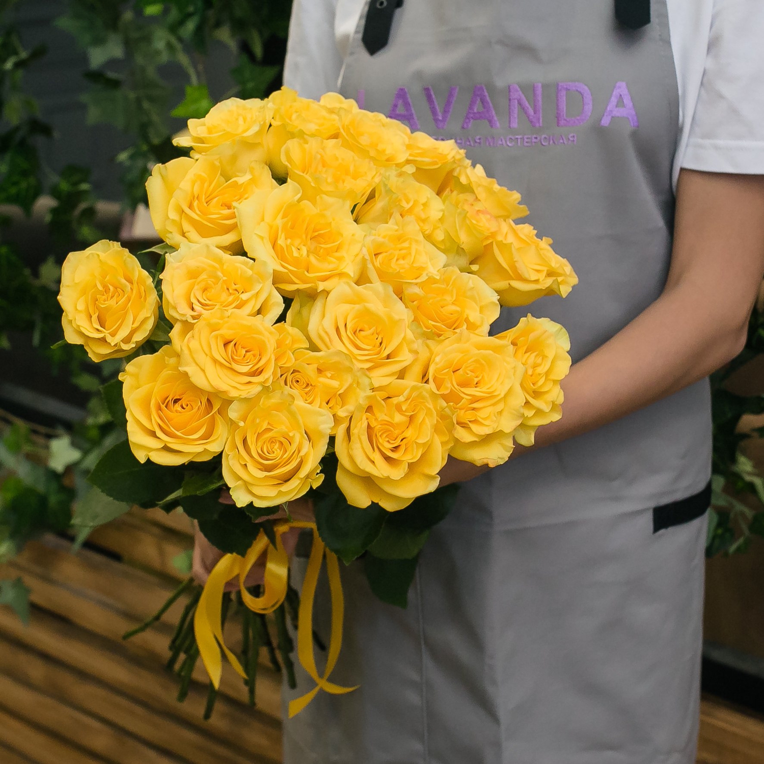 25 желтых роз 50 см.