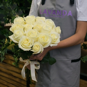 15 белых роз 50 см.