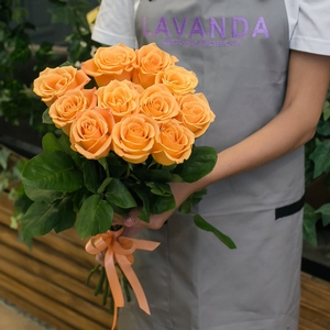 11 оранжевых роз 50 см.
