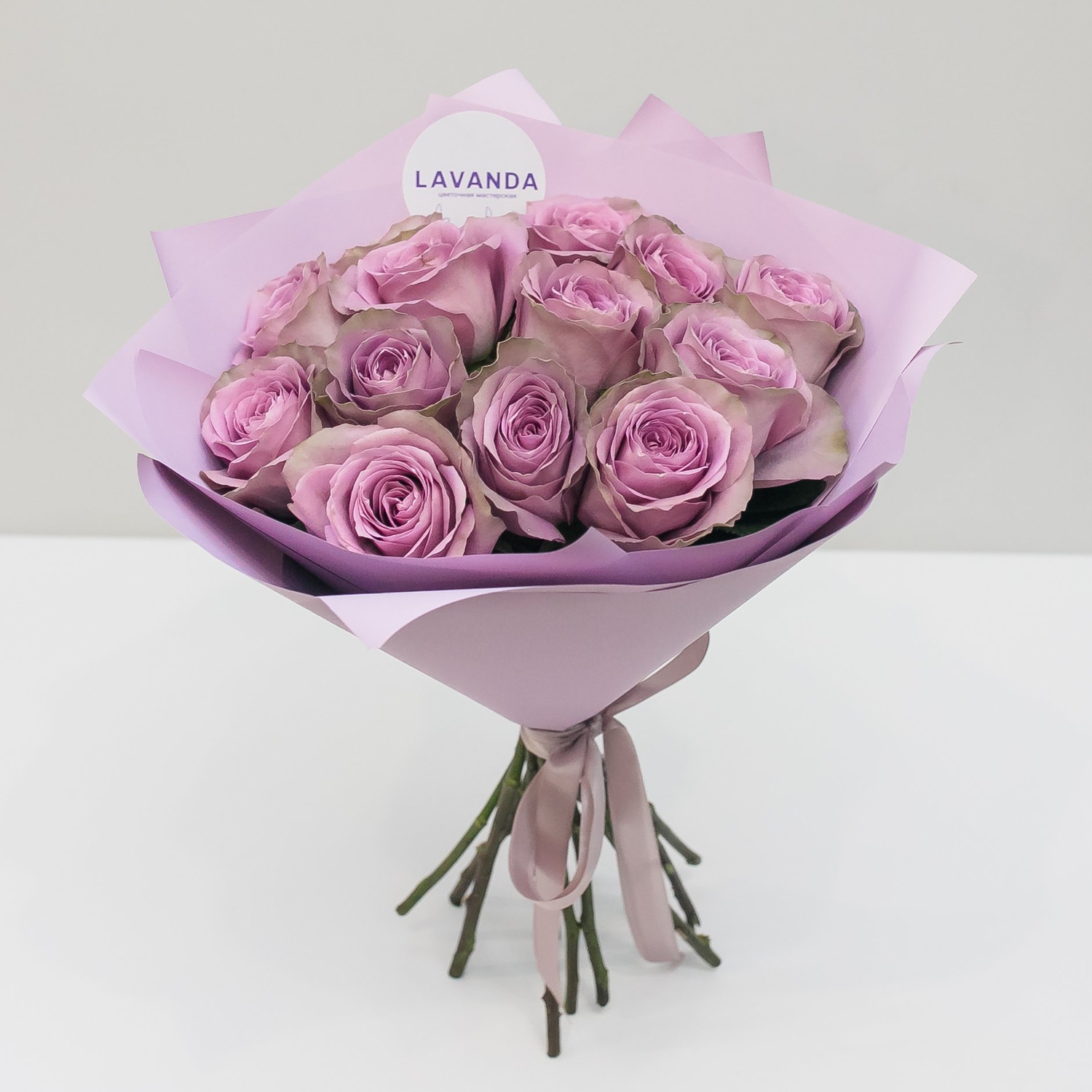 13 лиловых роз в матовой пленке