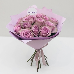 13 лиловых роз в матовой пленке