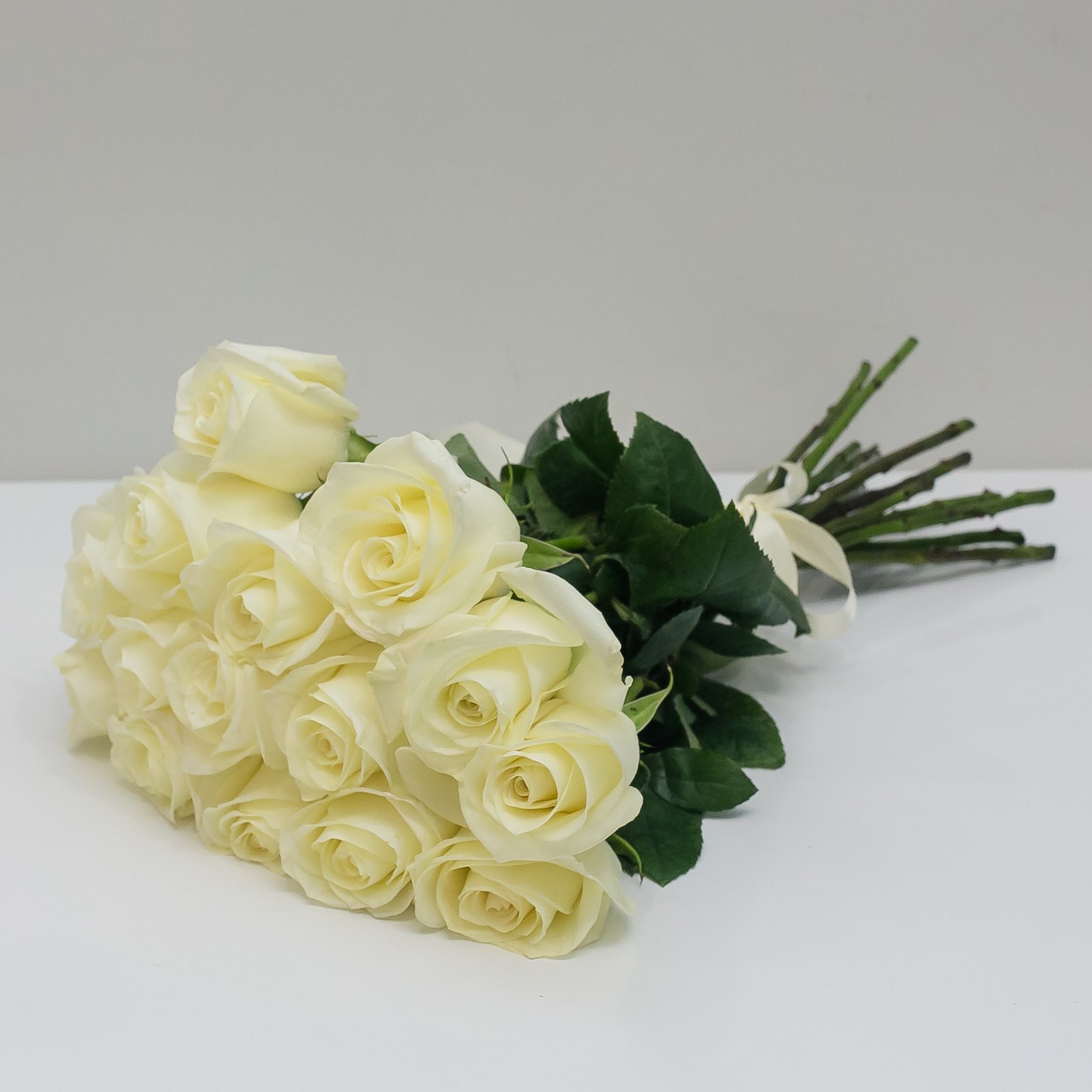 15 белых роз 50 см.