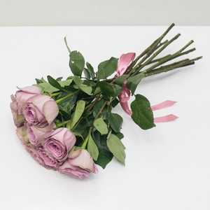 11 лиловых роз 50 см.