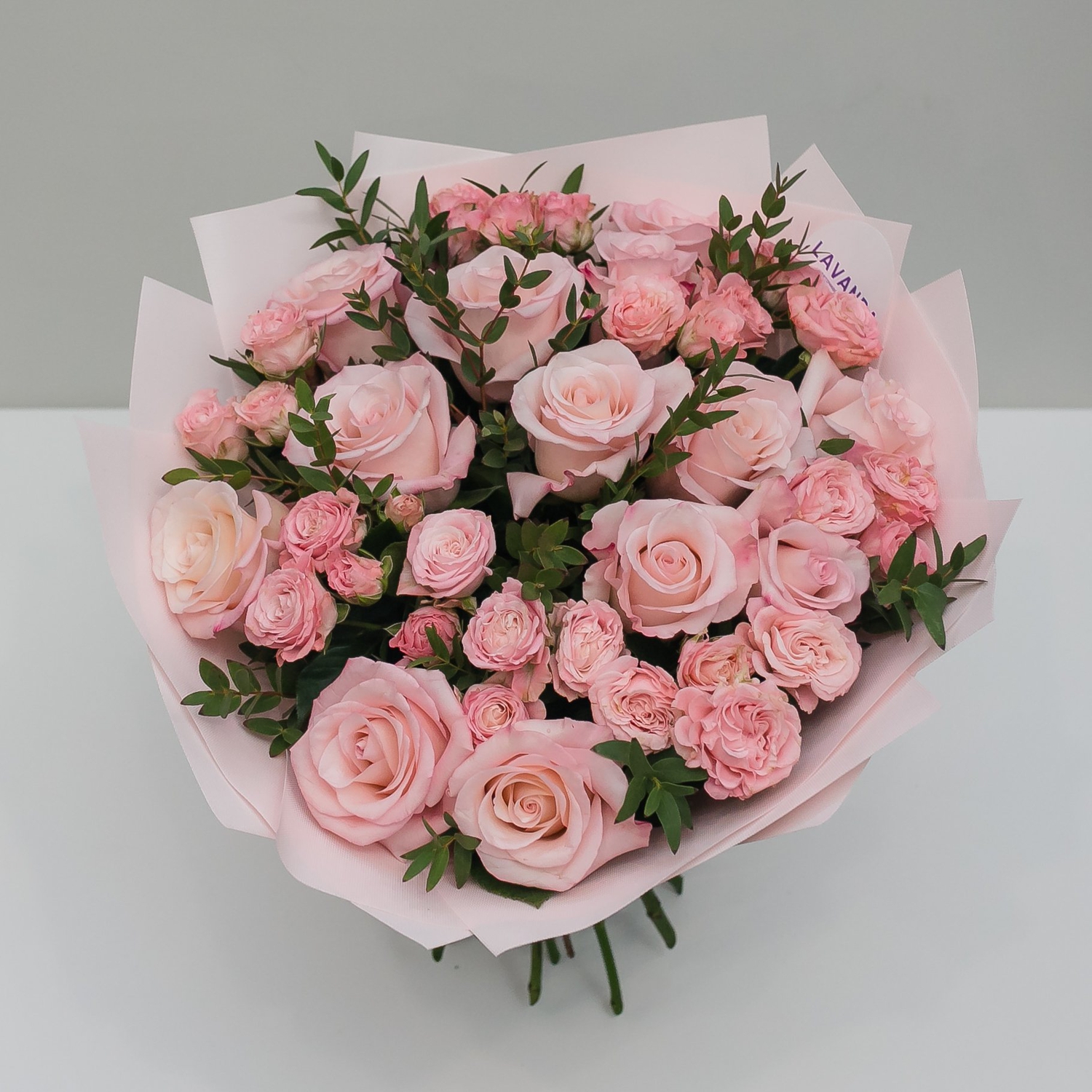 Букет розовый с пионовидными розами и эвкалиптом