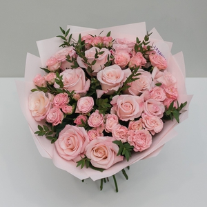 Букет розовый с пионовидными розами и эвкалиптом