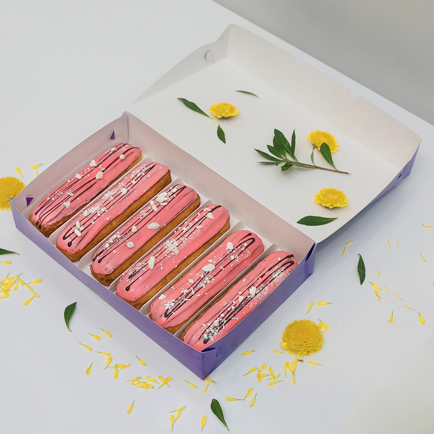 Набор из 6 эклеров «Клубника»